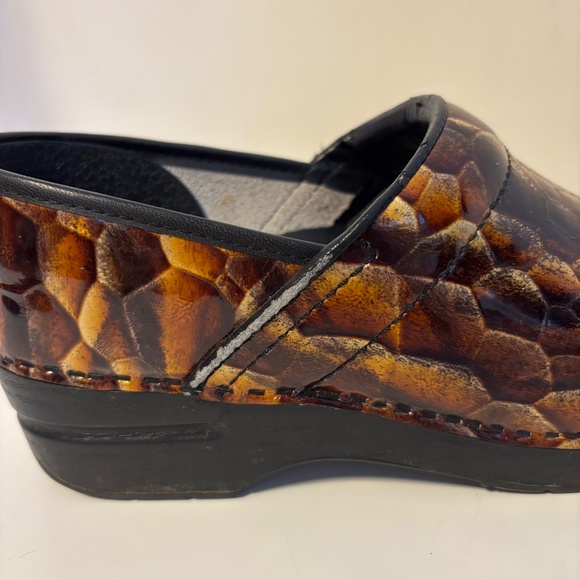 Dansko Patent Leather Clogs Embossed Brown Gold Tigers Eye Womens Shoe 39 US 8.5 - Picture 7 of 7